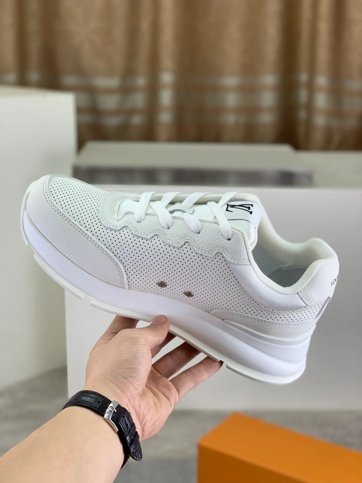 Factory price P700 💶 Top version [LOUIS VUITTON] Couple 🧑‍🤝‍🧑 Craftsman style Counter series (original order) New style 🍀LV Louis Vuitton - top version LV classic high-top trendy shoes! Made of imported original craft calfskin, original breathable lining, and original wear-resistant, lightweight, high-end TPU outsole! High quality products! 3️⃣ colors available, code numbers: female 35-39, male 39-44 (female 40, male 45 46 customized)
